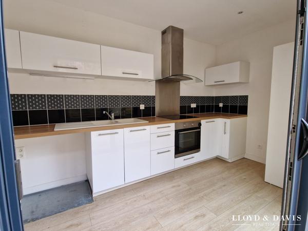 Echoppe double avec jardin, stationnements & dépendances