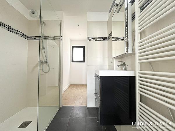 Echoppe double avec jardin, stationnements & dépendances