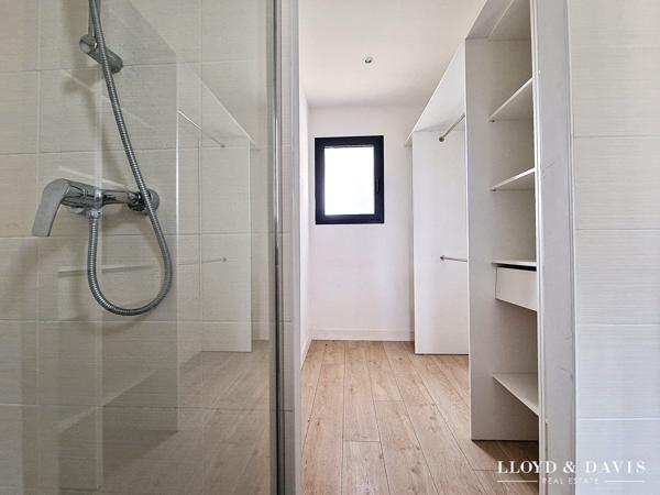 Echoppe double avec jardin, stationnements & dépendances