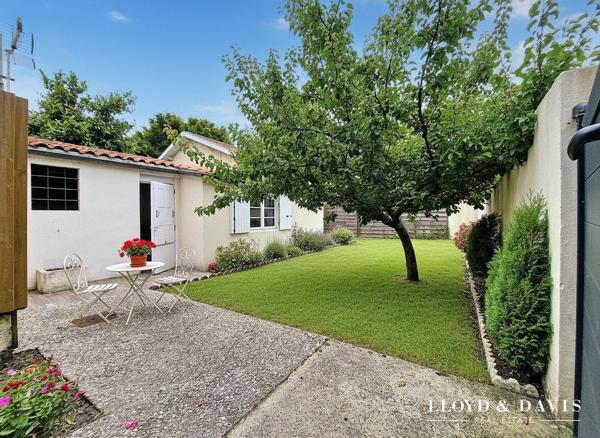 Echoppe double avec jardin, stationnements & dépendances