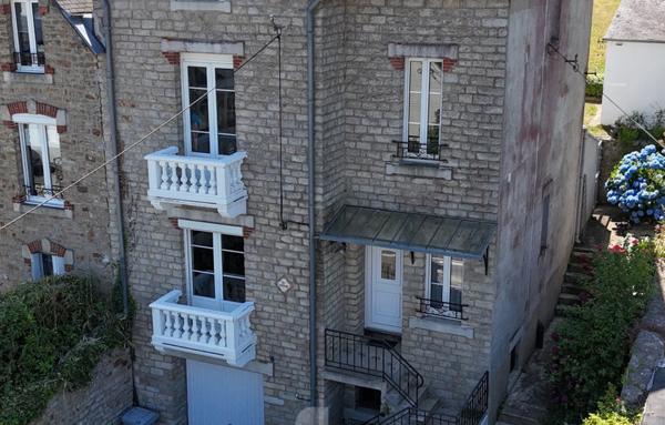 Maison de charme des années 30 avec jardin, véranda et terrasse à deux pas de la gare