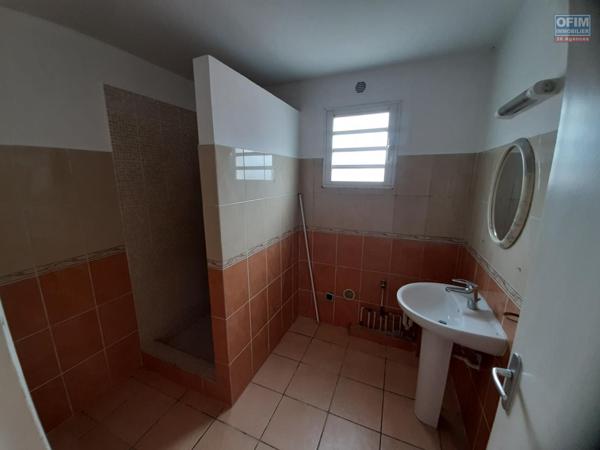 A louer appartement spacieux de type F3 avec parking à proximité direct du centre ville