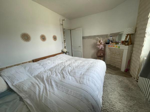 Belle maison en pierre de 4 chambres avec jardin de 515 m2 plat et clôturé.