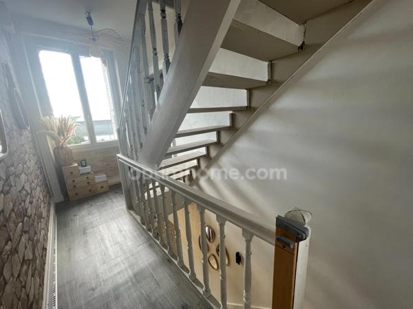 Belle maison en pierre de 4 chambres avec jardin de 515 m2 plat et clôturé.