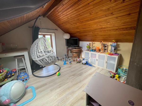 Belle maison en pierre de 4 chambres avec jardin de 515 m2 plat et clôturé.