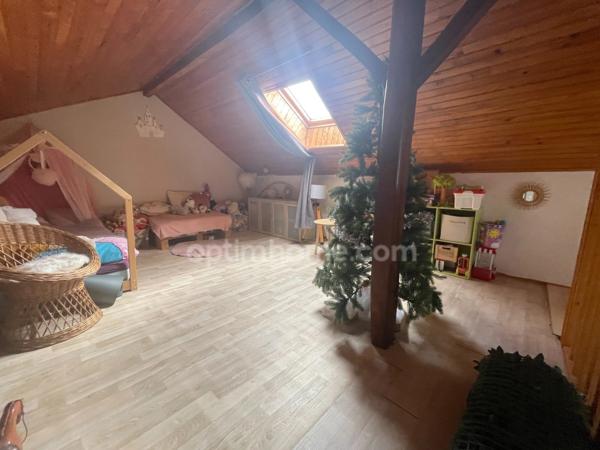Belle maison en pierre de 4 chambres avec jardin de 515 m2 plat et clôturé.