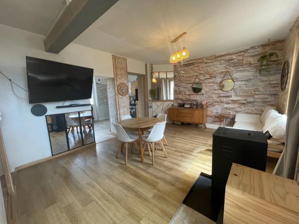 Belle maison en pierre de 4 chambres avec jardin de 515 m2 plat et clôturé.
