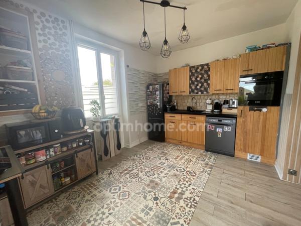 Belle maison en pierre de 4 chambres avec jardin de 515 m2 plat et clôturé.