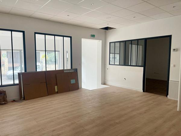 Local commercial 3 pièces 77.18 m2