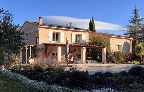 MAISON PROVENCALE AVEC PISCINE - RARE