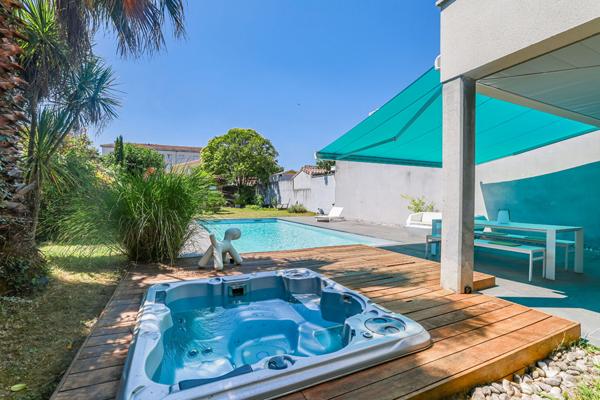 Maison d'Architecte avec Jardin et Piscine à Talence  À 10 min à pied du Parc Peixotto