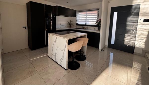 Maison contemporaine , de 108 m2 en parfait état.