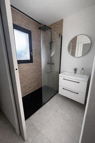 Maison contemporaine , de 108 m2 en parfait état.