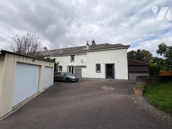 A proximité immédiate de RENNES : Une maison d'habitation comprenant :
- Au rez-de-chaussée : ...