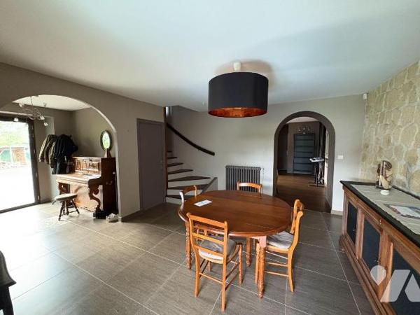 A proximité immédiate de RENNES : Une maison d'habitation comprenant :
- Au rez-de-chaussée : ...