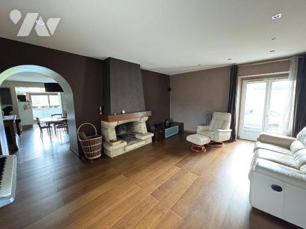 A proximité immédiate de RENNES : Une maison d'habitation comprenant :
- Au rez-de-chaussée : ...