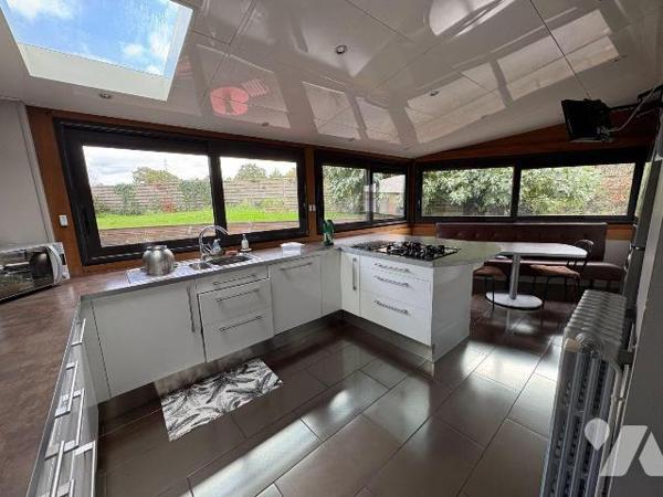 A proximité immédiate de RENNES : Une maison d'habitation comprenant :
- Au rez-de-chaussée : ...