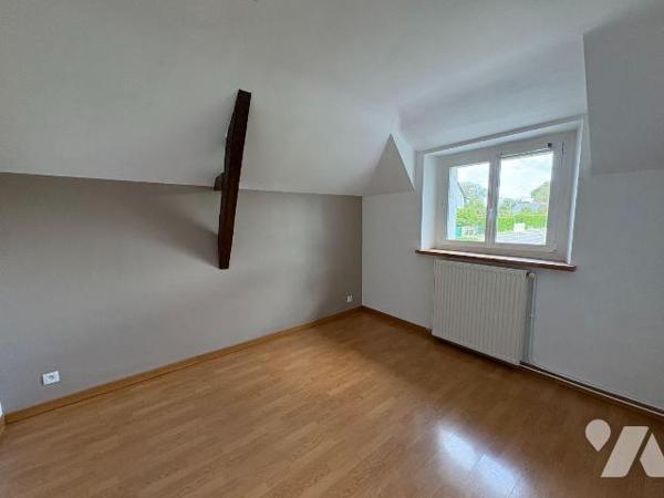 A proximité immédiate de RENNES : Une maison d'habitation comprenant :
- Au rez-de-chaussée : ...