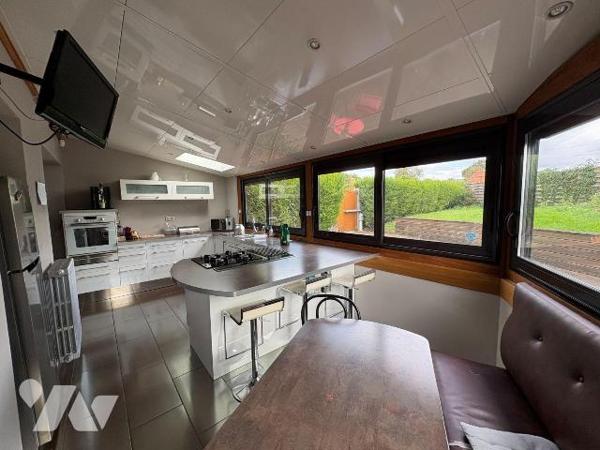 A proximité immédiate de RENNES : Une maison d'habitation comprenant :
- Au rez-de-chaussée : ...