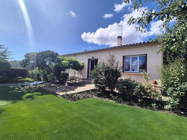 pavillon individuel de plain-pied, 2 chambres, 1 garage et  1 joli jardin clos