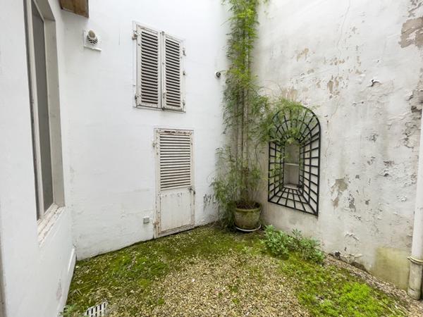 Appartement atypique Centre-Ville La Rochelle avec Cour Privée,  
La rochelle 17000