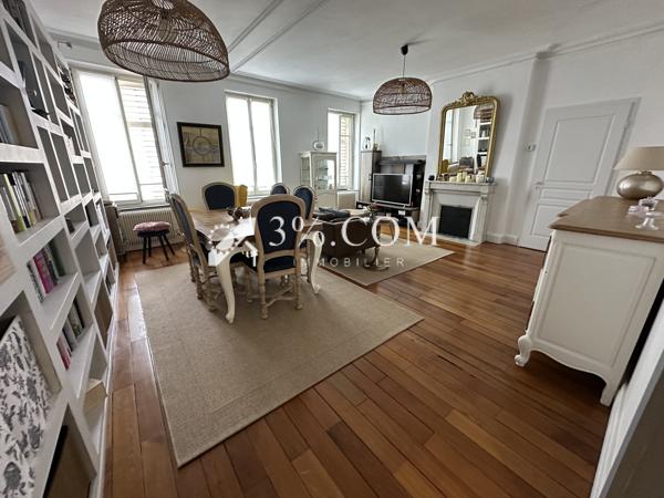 Appartement
                                                                                                                                                                                                                                                                                                                        5 pièce(s)                                                                                                                                                                                                          3 chambre(s)                                                                                                                                                                                                          142  m²