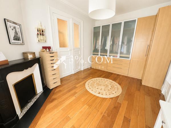 Appartement
                                                                                                                                                                                                                                                                                                                        5 pièce(s)                                                                                                                                                                                                          3 chambre(s)                                                                                                                                                                                                          142  m²