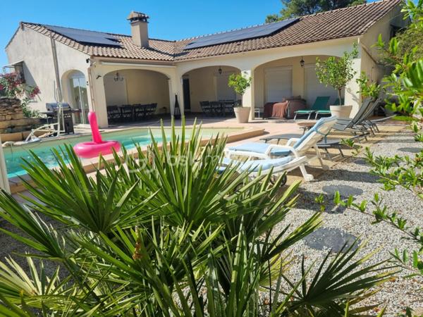 Aubais : Propriété vue Pic Saint-Loup – Villa + 3 Studios indépendants

​Vivez dans un cadre privilégié tout en réalisant un investissement patrimonial majeur. Situé à Aubais, dans un environnement calme et verdoyant, cet ensemble immobilier unique sur
1 840 m² de terrain paysagé

​✨ Le Concept : Résidence & Revenus sécurisés

​Que vous cherchiez une résidence principale qui s'autofinance ou un investissement locatif ce bien s'adapte à votre projet.

🏠 La Villa Principale (Coup de cœur & Confort)
​Vivez dans une villa lumineuse de plain-pied, parfaitement entretenue et pensée pour la convivialité :

Espace de vie : Grand séjour traversant ouvrant sur une terrasse ensoleillée et l'espace piscine.
​Cuisine équipée : Piano de cuisson et frigo américain, idéale pour les amateurs de gastronomie.

Côté nuit : 3 chambres avec accès direct à l'extérieur,1 salle de bain avec balnéo et douche à l'italienne.
1 salle d'eau 2 WC.

• ​Atout supplémentaire : Un sous-sol complet (atelier/stockage) avec le potentiel pour créer un appartement T2..

💰 Le Pôle Locatif (Revenus sécurisés)

​Trois studios meublés (23 m², 14,5 m² et 11,6 m²), totalement indépendants pour préserver l'intimité de la villa :
​Revenus immédiats : 1 650 € / mois (studios seuls) location annuelle sinon Rbnb

​Potentiel total : villa, studios, garage Jusqu'à
4 250 € / mois de revenus locatifs (51 000 € / an).

​Évolution : Garage de 60 m² avec autorisation (DP acceptée) pour un loft ou T3 supplémentaire, ou local.ect... sans obligation de le faire

🌳 Extérieurs & Prestations
​Détente : Piscine 8x4m avec abri haut (baignade prolongée) et terrain de pétanque ombragé.
​Énergie (Classe B) : Performance rare grâce à 16 panneaux photovoltaïques (autoconsommation + revente), climatisation réversible et ballon thermodynamique.

​Localisation : Secteur très recherché, au calme absolu, dans un environnement verdoyant.

​📊 Pourquoi cette opportunité ?
C'est le bien idéal pour une famille souhaitant réduire ses mensualités de crédit ou pour un investisseur cherchant un produit "zéro travaux" avec une vacance locative minimale (4 lots distincts).

​📅 Diagnostics (21/11/2025) : Aucun travaux à prévoir.