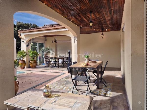 Aubais : Propriété vue Pic Saint-Loup – Villa + 3 Studios indépendants

​Vivez dans un cadre privilégié tout en réalisant un investissement patrimonial majeur. Situé à Aubais, dans un environnement calme et verdoyant, cet ensemble immobilier unique sur
1 840 m² de terrain paysagé

​✨ Le Concept : Résidence & Revenus sécurisés

​Que vous cherchiez une résidence principale qui s'autofinance ou un investissement locatif ce bien s'adapte à votre projet.

🏠 La Villa Principale (Coup de cœur & Confort)
​Vivez dans une villa lumineuse de plain-pied, parfaitement entretenue et pensée pour la convivialité :

Espace de vie : Grand séjour traversant ouvrant sur une terrasse ensoleillée et l'espace piscine.
​Cuisine équipée : Piano de cuisson et frigo américain, idéale pour les amateurs de gastronomie.

Côté nuit : 3 chambres avec accès direct à l'extérieur,1 salle de bain avec balnéo et douche à l'italienne.
1 salle d'eau 2 WC.

• ​Atout supplémentaire : Un sous-sol complet (atelier/stockage) avec le potentiel pour créer un appartement T2..

💰 Le Pôle Locatif (Revenus sécurisés)

​Trois studios meublés (23 m², 14,5 m² et 11,6 m²), totalement indépendants pour préserver l'intimité de la villa :
​Revenus immédiats : 1 650 € / mois (studios seuls) location annuelle sinon Rbnb

​Potentiel total : villa, studios, garage Jusqu'à
4 250 € / mois de revenus locatifs (51 000 € / an).

​Évolution : Garage de 60 m² avec autorisation (DP acceptée) pour un loft ou T3 supplémentaire, ou local.ect... sans obligation de le faire

🌳 Extérieurs & Prestations
​Détente : Piscine 8x4m avec abri haut (baignade prolongée) et terrain de pétanque ombragé.
​Énergie (Classe B) : Performance rare grâce à 16 panneaux photovoltaïques (autoconsommation + revente), climatisation réversible et ballon thermodynamique.

​Localisation : Secteur très recherché, au calme absolu, dans un environnement verdoyant.

​📊 Pourquoi cette opportunité ?
C'est le bien idéal pour une famille souhaitant réduire ses mensualités de crédit ou pour un investisseur cherchant un produit "zéro travaux" avec une vacance locative minimale (4 lots distincts).

​📅 Diagnostics (21/11/2025) : Aucun travaux à prévoir.