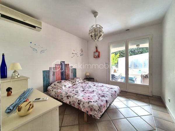 Aubais : Propriété vue Pic Saint-Loup – Villa + 3 Studios indépendants

​Vivez dans un cadre privilégié tout en réalisant un investissement patrimonial majeur. Situé à Aubais, dans un environnement calme et verdoyant, cet ensemble immobilier unique sur
1 840 m² de terrain paysagé

​✨ Le Concept : Résidence & Revenus sécurisés

​Que vous cherchiez une résidence principale qui s'autofinance ou un investissement locatif ce bien s'adapte à votre projet.

🏠 La Villa Principale (Coup de cœur & Confort)
​Vivez dans une villa lumineuse de plain-pied, parfaitement entretenue et pensée pour la convivialité :

Espace de vie : Grand séjour traversant ouvrant sur une terrasse ensoleillée et l'espace piscine.
​Cuisine équipée : Piano de cuisson et frigo américain, idéale pour les amateurs de gastronomie.

Côté nuit : 3 chambres avec accès direct à l'extérieur,1 salle de bain avec balnéo et douche à l'italienne.
1 salle d'eau 2 WC.

• ​Atout supplémentaire : Un sous-sol complet (atelier/stockage) avec le potentiel pour créer un appartement T2..

💰 Le Pôle Locatif (Revenus sécurisés)

​Trois studios meublés (23 m², 14,5 m² et 11,6 m²), totalement indépendants pour préserver l'intimité de la villa :
​Revenus immédiats : 1 650 € / mois (studios seuls) location annuelle sinon Rbnb

​Potentiel total : villa, studios, garage Jusqu'à
4 250 € / mois de revenus locatifs (51 000 € / an).

​Évolution : Garage de 60 m² avec autorisation (DP acceptée) pour un loft ou T3 supplémentaire, ou local.ect... sans obligation de le faire

🌳 Extérieurs & Prestations
​Détente : Piscine 8x4m avec abri haut (baignade prolongée) et terrain de pétanque ombragé.
​Énergie (Classe B) : Performance rare grâce à 16 panneaux photovoltaïques (autoconsommation + revente), climatisation réversible et ballon thermodynamique.

​Localisation : Secteur très recherché, au calme absolu, dans un environnement verdoyant.

​📊 Pourquoi cette opportunité ?
C'est le bien idéal pour une famille souhaitant réduire ses mensualités de crédit ou pour un investisseur cherchant un produit "zéro travaux" avec une vacance locative minimale (4 lots distincts).

​📅 Diagnostics (21/11/2025) : Aucun travaux à prévoir.