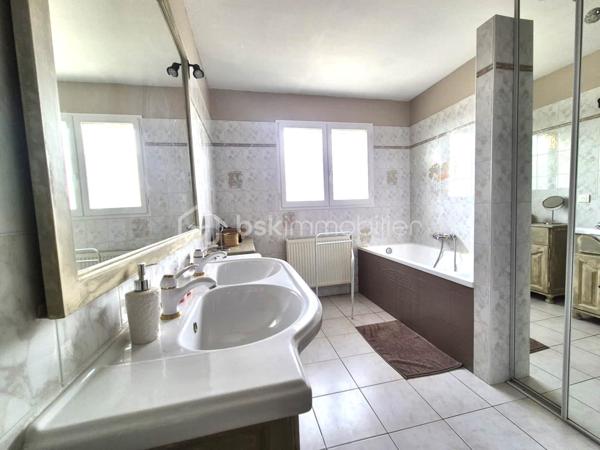 Aubais : Propriété vue Pic Saint-Loup – Villa + 3 Studios indépendants

​Vivez dans un cadre privilégié tout en réalisant un investissement patrimonial majeur. Situé à Aubais, dans un environnement calme et verdoyant, cet ensemble immobilier unique sur
1 840 m² de terrain paysagé

​✨ Le Concept : Résidence & Revenus sécurisés

​Que vous cherchiez une résidence principale qui s'autofinance ou un investissement locatif ce bien s'adapte à votre projet.

🏠 La Villa Principale (Coup de cœur & Confort)
​Vivez dans une villa lumineuse de plain-pied, parfaitement entretenue et pensée pour la convivialité :

Espace de vie : Grand séjour traversant ouvrant sur une terrasse ensoleillée et l'espace piscine.
​Cuisine équipée : Piano de cuisson et frigo américain, idéale pour les amateurs de gastronomie.

Côté nuit : 3 chambres avec accès direct à l'extérieur,1 salle de bain avec balnéo et douche à l'italienne.
1 salle d'eau 2 WC.

• ​Atout supplémentaire : Un sous-sol complet (atelier/stockage) avec le potentiel pour créer un appartement T2..

💰 Le Pôle Locatif (Revenus sécurisés)

​Trois studios meublés (23 m², 14,5 m² et 11,6 m²), totalement indépendants pour préserver l'intimité de la villa :
​Revenus immédiats : 1 650 € / mois (studios seuls) location annuelle sinon Rbnb

​Potentiel total : villa, studios, garage Jusqu'à
4 250 € / mois de revenus locatifs (51 000 € / an).

​Évolution : Garage de 60 m² avec autorisation (DP acceptée) pour un loft ou T3 supplémentaire, ou local.ect... sans obligation de le faire

🌳 Extérieurs & Prestations
​Détente : Piscine 8x4m avec abri haut (baignade prolongée) et terrain de pétanque ombragé.
​Énergie (Classe B) : Performance rare grâce à 16 panneaux photovoltaïques (autoconsommation + revente), climatisation réversible et ballon thermodynamique.

​Localisation : Secteur très recherché, au calme absolu, dans un environnement verdoyant.

​📊 Pourquoi cette opportunité ?
C'est le bien idéal pour une famille souhaitant réduire ses mensualités de crédit ou pour un investisseur cherchant un produit "zéro travaux" avec une vacance locative minimale (4 lots distincts).

​📅 Diagnostics (21/11/2025) : Aucun travaux à prévoir.