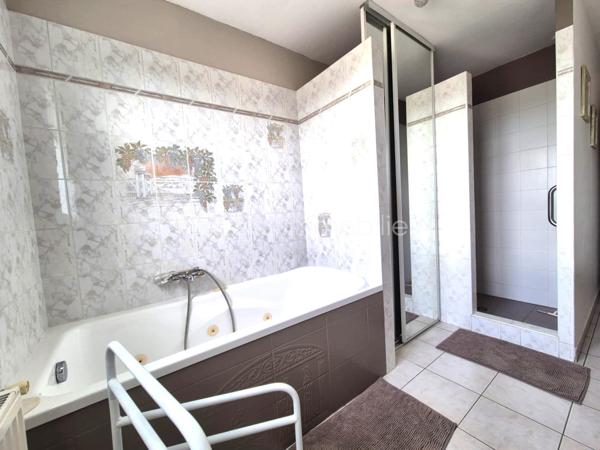 Aubais : Propriété vue Pic Saint-Loup – Villa + 3 Studios indépendants

​Vivez dans un cadre privilégié tout en réalisant un investissement patrimonial majeur. Situé à Aubais, dans un environnement calme et verdoyant, cet ensemble immobilier unique sur
1 840 m² de terrain paysagé

​✨ Le Concept : Résidence & Revenus sécurisés

​Que vous cherchiez une résidence principale qui s'autofinance ou un investissement locatif ce bien s'adapte à votre projet.

🏠 La Villa Principale (Coup de cœur & Confort)
​Vivez dans une villa lumineuse de plain-pied, parfaitement entretenue et pensée pour la convivialité :

Espace de vie : Grand séjour traversant ouvrant sur une terrasse ensoleillée et l'espace piscine.
​Cuisine équipée : Piano de cuisson et frigo américain, idéale pour les amateurs de gastronomie.

Côté nuit : 3 chambres avec accès direct à l'extérieur,1 salle de bain avec balnéo et douche à l'italienne.
1 salle d'eau 2 WC.

• ​Atout supplémentaire : Un sous-sol complet (atelier/stockage) avec le potentiel pour créer un appartement T2..

💰 Le Pôle Locatif (Revenus sécurisés)

​Trois studios meublés (23 m², 14,5 m² et 11,6 m²), totalement indépendants pour préserver l'intimité de la villa :
​Revenus immédiats : 1 650 € / mois (studios seuls) location annuelle sinon Rbnb

​Potentiel total : villa, studios, garage Jusqu'à
4 250 € / mois de revenus locatifs (51 000 € / an).

​Évolution : Garage de 60 m² avec autorisation (DP acceptée) pour un loft ou T3 supplémentaire, ou local.ect... sans obligation de le faire

🌳 Extérieurs & Prestations
​Détente : Piscine 8x4m avec abri haut (baignade prolongée) et terrain de pétanque ombragé.
​Énergie (Classe B) : Performance rare grâce à 16 panneaux photovoltaïques (autoconsommation + revente), climatisation réversible et ballon thermodynamique.

​Localisation : Secteur très recherché, au calme absolu, dans un environnement verdoyant.

​📊 Pourquoi cette opportunité ?
C'est le bien idéal pour une famille souhaitant réduire ses mensualités de crédit ou pour un investisseur cherchant un produit "zéro travaux" avec une vacance locative minimale (4 lots distincts).

​📅 Diagnostics (21/11/2025) : Aucun travaux à prévoir.