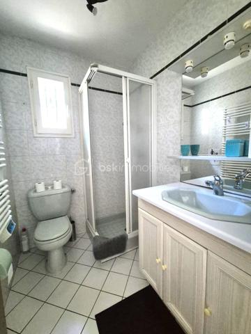 Aubais : Propriété vue Pic Saint-Loup – Villa + 3 Studios indépendants

​Vivez dans un cadre privilégié tout en réalisant un investissement patrimonial majeur. Situé à Aubais, dans un environnement calme et verdoyant, cet ensemble immobilier unique sur
1 840 m² de terrain paysagé

​✨ Le Concept : Résidence & Revenus sécurisés

​Que vous cherchiez une résidence principale qui s'autofinance ou un investissement locatif ce bien s'adapte à votre projet.

🏠 La Villa Principale (Coup de cœur & Confort)
​Vivez dans une villa lumineuse de plain-pied, parfaitement entretenue et pensée pour la convivialité :

Espace de vie : Grand séjour traversant ouvrant sur une terrasse ensoleillée et l'espace piscine.
​Cuisine équipée : Piano de cuisson et frigo américain, idéale pour les amateurs de gastronomie.

Côté nuit : 3 chambres avec accès direct à l'extérieur,1 salle de bain avec balnéo et douche à l'italienne.
1 salle d'eau 2 WC.

• ​Atout supplémentaire : Un sous-sol complet (atelier/stockage) avec le potentiel pour créer un appartement T2..

💰 Le Pôle Locatif (Revenus sécurisés)

​Trois studios meublés (23 m², 14,5 m² et 11,6 m²), totalement indépendants pour préserver l'intimité de la villa :
​Revenus immédiats : 1 650 € / mois (studios seuls) location annuelle sinon Rbnb

​Potentiel total : villa, studios, garage Jusqu'à
4 250 € / mois de revenus locatifs (51 000 € / an).

​Évolution : Garage de 60 m² avec autorisation (DP acceptée) pour un loft ou T3 supplémentaire, ou local.ect... sans obligation de le faire

🌳 Extérieurs & Prestations
​Détente : Piscine 8x4m avec abri haut (baignade prolongée) et terrain de pétanque ombragé.
​Énergie (Classe B) : Performance rare grâce à 16 panneaux photovoltaïques (autoconsommation + revente), climatisation réversible et ballon thermodynamique.

​Localisation : Secteur très recherché, au calme absolu, dans un environnement verdoyant.

​📊 Pourquoi cette opportunité ?
C'est le bien idéal pour une famille souhaitant réduire ses mensualités de crédit ou pour un investisseur cherchant un produit "zéro travaux" avec une vacance locative minimale (4 lots distincts).

​📅 Diagnostics (21/11/2025) : Aucun travaux à prévoir.