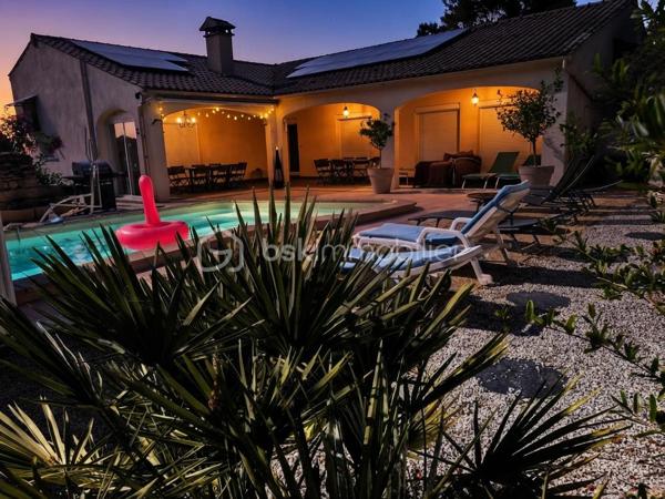 Aubais : Propriété vue Pic Saint-Loup – Villa + 3 Studios indépendants

​Vivez dans un cadre privilégié tout en réalisant un investissement patrimonial majeur. Situé à Aubais, dans un environnement calme et verdoyant, cet ensemble immobilier unique sur
1 840 m² de terrain paysagé

​✨ Le Concept : Résidence & Revenus sécurisés

​Que vous cherchiez une résidence principale qui s'autofinance ou un investissement locatif ce bien s'adapte à votre projet.

🏠 La Villa Principale (Coup de cœur & Confort)
​Vivez dans une villa lumineuse de plain-pied, parfaitement entretenue et pensée pour la convivialité :

Espace de vie : Grand séjour traversant ouvrant sur une terrasse ensoleillée et l'espace piscine.
​Cuisine équipée : Piano de cuisson et frigo américain, idéale pour les amateurs de gastronomie.

Côté nuit : 3 chambres avec accès direct à l'extérieur,1 salle de bain avec balnéo et douche à l'italienne.
1 salle d'eau 2 WC.

• ​Atout supplémentaire : Un sous-sol complet (atelier/stockage) avec le potentiel pour créer un appartement T2..

💰 Le Pôle Locatif (Revenus sécurisés)

​Trois studios meublés (23 m², 14,5 m² et 11,6 m²), totalement indépendants pour préserver l'intimité de la villa :
​Revenus immédiats : 1 650 € / mois (studios seuls) location annuelle sinon Rbnb

​Potentiel total : villa, studios, garage Jusqu'à
4 250 € / mois de revenus locatifs (51 000 € / an).

​Évolution : Garage de 60 m² avec autorisation (DP acceptée) pour un loft ou T3 supplémentaire, ou local.ect... sans obligation de le faire

🌳 Extérieurs & Prestations
​Détente : Piscine 8x4m avec abri haut (baignade prolongée) et terrain de pétanque ombragé.
​Énergie (Classe B) : Performance rare grâce à 16 panneaux photovoltaïques (autoconsommation + revente), climatisation réversible et ballon thermodynamique.

​Localisation : Secteur très recherché, au calme absolu, dans un environnement verdoyant.

​📊 Pourquoi cette opportunité ?
C'est le bien idéal pour une famille souhaitant réduire ses mensualités de crédit ou pour un investisseur cherchant un produit "zéro travaux" avec une vacance locative minimale (4 lots distincts).

​📅 Diagnostics (21/11/2025) : Aucun travaux à prévoir.