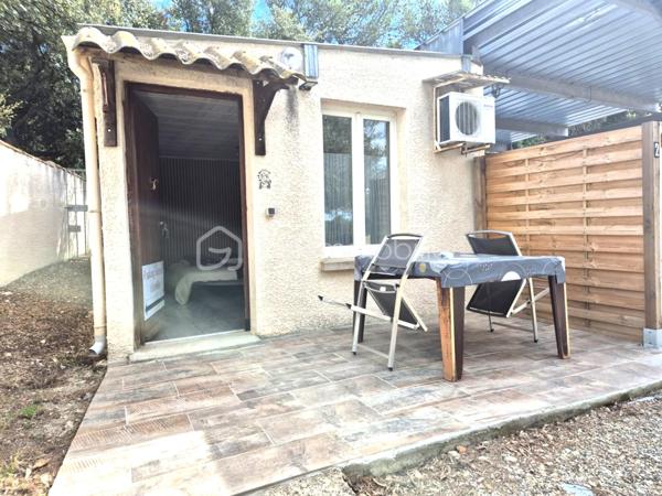 Aubais : Propriété vue Pic Saint-Loup – Villa + 3 Studios indépendants

​Vivez dans un cadre privilégié tout en réalisant un investissement patrimonial majeur. Situé à Aubais, dans un environnement calme et verdoyant, cet ensemble immobilier unique sur
1 840 m² de terrain paysagé

​✨ Le Concept : Résidence & Revenus sécurisés

​Que vous cherchiez une résidence principale qui s'autofinance ou un investissement locatif ce bien s'adapte à votre projet.

🏠 La Villa Principale (Coup de cœur & Confort)
​Vivez dans une villa lumineuse de plain-pied, parfaitement entretenue et pensée pour la convivialité :

Espace de vie : Grand séjour traversant ouvrant sur une terrasse ensoleillée et l'espace piscine.
​Cuisine équipée : Piano de cuisson et frigo américain, idéale pour les amateurs de gastronomie.

Côté nuit : 3 chambres avec accès direct à l'extérieur,1 salle de bain avec balnéo et douche à l'italienne.
1 salle d'eau 2 WC.

• ​Atout supplémentaire : Un sous-sol complet (atelier/stockage) avec le potentiel pour créer un appartement T2..

💰 Le Pôle Locatif (Revenus sécurisés)

​Trois studios meublés (23 m², 14,5 m² et 11,6 m²), totalement indépendants pour préserver l'intimité de la villa :
​Revenus immédiats : 1 650 € / mois (studios seuls) location annuelle sinon Rbnb

​Potentiel total : villa, studios, garage Jusqu'à
4 250 € / mois de revenus locatifs (51 000 € / an).

​Évolution : Garage de 60 m² avec autorisation (DP acceptée) pour un loft ou T3 supplémentaire, ou local.ect... sans obligation de le faire

🌳 Extérieurs & Prestations
​Détente : Piscine 8x4m avec abri haut (baignade prolongée) et terrain de pétanque ombragé.
​Énergie (Classe B) : Performance rare grâce à 16 panneaux photovoltaïques (autoconsommation + revente), climatisation réversible et ballon thermodynamique.

​Localisation : Secteur très recherché, au calme absolu, dans un environnement verdoyant.

​📊 Pourquoi cette opportunité ?
C'est le bien idéal pour une famille souhaitant réduire ses mensualités de crédit ou pour un investisseur cherchant un produit "zéro travaux" avec une vacance locative minimale (4 lots distincts).

​📅 Diagnostics (21/11/2025) : Aucun travaux à prévoir.