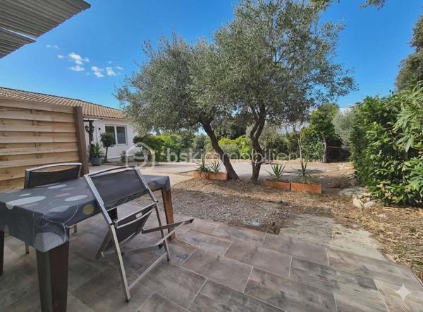 Aubais : Propriété vue Pic Saint-Loup – Villa + 3 Studios indépendants

​Vivez dans un cadre privilégié tout en réalisant un investissement patrimonial majeur. Situé à Aubais, dans un environnement calme et verdoyant, cet ensemble immobilier unique sur
1 840 m² de terrain paysagé

​✨ Le Concept : Résidence & Revenus sécurisés

​Que vous cherchiez une résidence principale qui s'autofinance ou un investissement locatif ce bien s'adapte à votre projet.

🏠 La Villa Principale (Coup de cœur & Confort)
​Vivez dans une villa lumineuse de plain-pied, parfaitement entretenue et pensée pour la convivialité :

Espace de vie : Grand séjour traversant ouvrant sur une terrasse ensoleillée et l'espace piscine.
​Cuisine équipée : Piano de cuisson et frigo américain, idéale pour les amateurs de gastronomie.

Côté nuit : 3 chambres avec accès direct à l'extérieur,1 salle de bain avec balnéo et douche à l'italienne.
1 salle d'eau 2 WC.

• ​Atout supplémentaire : Un sous-sol complet (atelier/stockage) avec le potentiel pour créer un appartement T2..

💰 Le Pôle Locatif (Revenus sécurisés)

​Trois studios meublés (23 m², 14,5 m² et 11,6 m²), totalement indépendants pour préserver l'intimité de la villa :
​Revenus immédiats : 1 650 € / mois (studios seuls) location annuelle sinon Rbnb

​Potentiel total : villa, studios, garage Jusqu'à
4 250 € / mois de revenus locatifs (51 000 € / an).

​Évolution : Garage de 60 m² avec autorisation (DP acceptée) pour un loft ou T3 supplémentaire, ou local.ect... sans obligation de le faire

🌳 Extérieurs & Prestations
​Détente : Piscine 8x4m avec abri haut (baignade prolongée) et terrain de pétanque ombragé.
​Énergie (Classe B) : Performance rare grâce à 16 panneaux photovoltaïques (autoconsommation + revente), climatisation réversible et ballon thermodynamique.

​Localisation : Secteur très recherché, au calme absolu, dans un environnement verdoyant.

​📊 Pourquoi cette opportunité ?
C'est le bien idéal pour une famille souhaitant réduire ses mensualités de crédit ou pour un investisseur cherchant un produit "zéro travaux" avec une vacance locative minimale (4 lots distincts).

​📅 Diagnostics (21/11/2025) : Aucun travaux à prévoir.