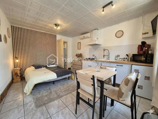 Aubais : Propriété vue Pic Saint-Loup – Villa + 3 Studios indépendants

​Vivez dans un cadre privilégié tout en réalisant un investissement patrimonial majeur. Situé à Aubais, dans un environnement calme et verdoyant, cet ensemble immobilier unique sur
1 840 m² de terrain paysagé

​✨ Le Concept : Résidence & Revenus sécurisés

​Que vous cherchiez une résidence principale qui s'autofinance ou un investissement locatif ce bien s'adapte à votre projet.

🏠 La Villa Principale (Coup de cœur & Confort)
​Vivez dans une villa lumineuse de plain-pied, parfaitement entretenue et pensée pour la convivialité :

Espace de vie : Grand séjour traversant ouvrant sur une terrasse ensoleillée et l'espace piscine.
​Cuisine équipée : Piano de cuisson et frigo américain, idéale pour les amateurs de gastronomie.

Côté nuit : 3 chambres avec accès direct à l'extérieur,1 salle de bain avec balnéo et douche à l'italienne.
1 salle d'eau 2 WC.

• ​Atout supplémentaire : Un sous-sol complet (atelier/stockage) avec le potentiel pour créer un appartement T2..

💰 Le Pôle Locatif (Revenus sécurisés)

​Trois studios meublés (23 m², 14,5 m² et 11,6 m²), totalement indépendants pour préserver l'intimité de la villa :
​Revenus immédiats : 1 650 € / mois (studios seuls) location annuelle sinon Rbnb

​Potentiel total : villa, studios, garage Jusqu'à
4 250 € / mois de revenus locatifs (51 000 € / an).

​Évolution : Garage de 60 m² avec autorisation (DP acceptée) pour un loft ou T3 supplémentaire, ou local.ect... sans obligation de le faire

🌳 Extérieurs & Prestations
​Détente : Piscine 8x4m avec abri haut (baignade prolongée) et terrain de pétanque ombragé.
​Énergie (Classe B) : Performance rare grâce à 16 panneaux photovoltaïques (autoconsommation + revente), climatisation réversible et ballon thermodynamique.

​Localisation : Secteur très recherché, au calme absolu, dans un environnement verdoyant.

​📊 Pourquoi cette opportunité ?
C'est le bien idéal pour une famille souhaitant réduire ses mensualités de crédit ou pour un investisseur cherchant un produit "zéro travaux" avec une vacance locative minimale (4 lots distincts).

​📅 Diagnostics (21/11/2025) : Aucun travaux à prévoir.