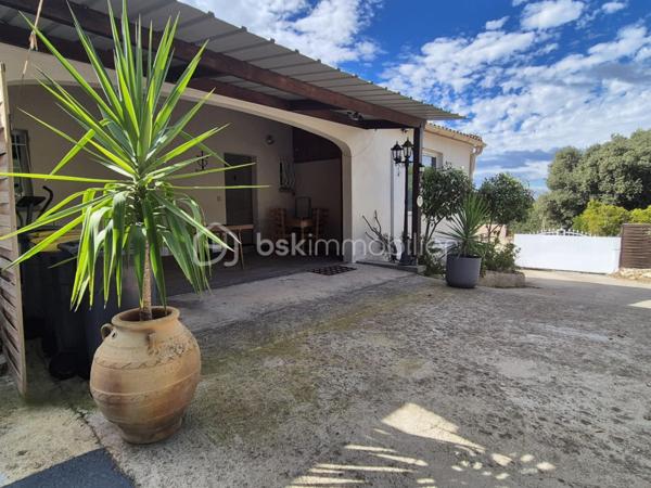 Aubais : Propriété vue Pic Saint-Loup – Villa + 3 Studios indépendants

​Vivez dans un cadre privilégié tout en réalisant un investissement patrimonial majeur. Situé à Aubais, dans un environnement calme et verdoyant, cet ensemble immobilier unique sur
1 840 m² de terrain paysagé

​✨ Le Concept : Résidence & Revenus sécurisés

​Que vous cherchiez une résidence principale qui s'autofinance ou un investissement locatif ce bien s'adapte à votre projet.

🏠 La Villa Principale (Coup de cœur & Confort)
​Vivez dans une villa lumineuse de plain-pied, parfaitement entretenue et pensée pour la convivialité :

Espace de vie : Grand séjour traversant ouvrant sur une terrasse ensoleillée et l'espace piscine.
​Cuisine équipée : Piano de cuisson et frigo américain, idéale pour les amateurs de gastronomie.

Côté nuit : 3 chambres avec accès direct à l'extérieur,1 salle de bain avec balnéo et douche à l'italienne.
1 salle d'eau 2 WC.

• ​Atout supplémentaire : Un sous-sol complet (atelier/stockage) avec le potentiel pour créer un appartement T2..

💰 Le Pôle Locatif (Revenus sécurisés)

​Trois studios meublés (23 m², 14,5 m² et 11,6 m²), totalement indépendants pour préserver l'intimité de la villa :
​Revenus immédiats : 1 650 € / mois (studios seuls) location annuelle sinon Rbnb

​Potentiel total : villa, studios, garage Jusqu'à
4 250 € / mois de revenus locatifs (51 000 € / an).

​Évolution : Garage de 60 m² avec autorisation (DP acceptée) pour un loft ou T3 supplémentaire, ou local.ect... sans obligation de le faire

🌳 Extérieurs & Prestations
​Détente : Piscine 8x4m avec abri haut (baignade prolongée) et terrain de pétanque ombragé.
​Énergie (Classe B) : Performance rare grâce à 16 panneaux photovoltaïques (autoconsommation + revente), climatisation réversible et ballon thermodynamique.

​Localisation : Secteur très recherché, au calme absolu, dans un environnement verdoyant.

​📊 Pourquoi cette opportunité ?
C'est le bien idéal pour une famille souhaitant réduire ses mensualités de crédit ou pour un investisseur cherchant un produit "zéro travaux" avec une vacance locative minimale (4 lots distincts).

​📅 Diagnostics (21/11/2025) : Aucun travaux à prévoir.