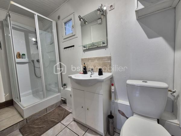 Aubais : Propriété vue Pic Saint-Loup – Villa + 3 Studios indépendants

​Vivez dans un cadre privilégié tout en réalisant un investissement patrimonial majeur. Situé à Aubais, dans un environnement calme et verdoyant, cet ensemble immobilier unique sur
1 840 m² de terrain paysagé

​✨ Le Concept : Résidence & Revenus sécurisés

​Que vous cherchiez une résidence principale qui s'autofinance ou un investissement locatif ce bien s'adapte à votre projet.

🏠 La Villa Principale (Coup de cœur & Confort)
​Vivez dans une villa lumineuse de plain-pied, parfaitement entretenue et pensée pour la convivialité :

Espace de vie : Grand séjour traversant ouvrant sur une terrasse ensoleillée et l'espace piscine.
​Cuisine équipée : Piano de cuisson et frigo américain, idéale pour les amateurs de gastronomie.

Côté nuit : 3 chambres avec accès direct à l'extérieur,1 salle de bain avec balnéo et douche à l'italienne.
1 salle d'eau 2 WC.

• ​Atout supplémentaire : Un sous-sol complet (atelier/stockage) avec le potentiel pour créer un appartement T2..

💰 Le Pôle Locatif (Revenus sécurisés)

​Trois studios meublés (23 m², 14,5 m² et 11,6 m²), totalement indépendants pour préserver l'intimité de la villa :
​Revenus immédiats : 1 650 € / mois (studios seuls) location annuelle sinon Rbnb

​Potentiel total : villa, studios, garage Jusqu'à
4 250 € / mois de revenus locatifs (51 000 € / an).

​Évolution : Garage de 60 m² avec autorisation (DP acceptée) pour un loft ou T3 supplémentaire, ou local.ect... sans obligation de le faire

🌳 Extérieurs & Prestations
​Détente : Piscine 8x4m avec abri haut (baignade prolongée) et terrain de pétanque ombragé.
​Énergie (Classe B) : Performance rare grâce à 16 panneaux photovoltaïques (autoconsommation + revente), climatisation réversible et ballon thermodynamique.

​Localisation : Secteur très recherché, au calme absolu, dans un environnement verdoyant.

​📊 Pourquoi cette opportunité ?
C'est le bien idéal pour une famille souhaitant réduire ses mensualités de crédit ou pour un investisseur cherchant un produit "zéro travaux" avec une vacance locative minimale (4 lots distincts).

​📅 Diagnostics (21/11/2025) : Aucun travaux à prévoir.