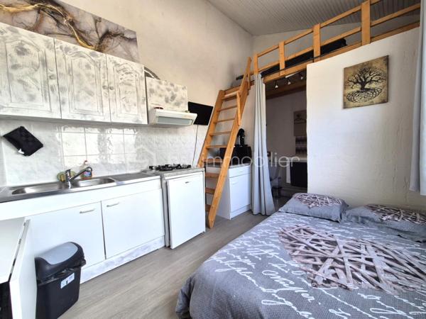 Aubais : Propriété vue Pic Saint-Loup – Villa + 3 Studios indépendants

​Vivez dans un cadre privilégié tout en réalisant un investissement patrimonial majeur. Situé à Aubais, dans un environnement calme et verdoyant, cet ensemble immobilier unique sur
1 840 m² de terrain paysagé

​✨ Le Concept : Résidence & Revenus sécurisés

​Que vous cherchiez une résidence principale qui s'autofinance ou un investissement locatif ce bien s'adapte à votre projet.

🏠 La Villa Principale (Coup de cœur & Confort)
​Vivez dans une villa lumineuse de plain-pied, parfaitement entretenue et pensée pour la convivialité :

Espace de vie : Grand séjour traversant ouvrant sur une terrasse ensoleillée et l'espace piscine.
​Cuisine équipée : Piano de cuisson et frigo américain, idéale pour les amateurs de gastronomie.

Côté nuit : 3 chambres avec accès direct à l'extérieur,1 salle de bain avec balnéo et douche à l'italienne.
1 salle d'eau 2 WC.

• ​Atout supplémentaire : Un sous-sol complet (atelier/stockage) avec le potentiel pour créer un appartement T2..

💰 Le Pôle Locatif (Revenus sécurisés)

​Trois studios meublés (23 m², 14,5 m² et 11,6 m²), totalement indépendants pour préserver l'intimité de la villa :
​Revenus immédiats : 1 650 € / mois (studios seuls) location annuelle sinon Rbnb

​Potentiel total : villa, studios, garage Jusqu'à
4 250 € / mois de revenus locatifs (51 000 € / an).

​Évolution : Garage de 60 m² avec autorisation (DP acceptée) pour un loft ou T3 supplémentaire, ou local.ect... sans obligation de le faire

🌳 Extérieurs & Prestations
​Détente : Piscine 8x4m avec abri haut (baignade prolongée) et terrain de pétanque ombragé.
​Énergie (Classe B) : Performance rare grâce à 16 panneaux photovoltaïques (autoconsommation + revente), climatisation réversible et ballon thermodynamique.

​Localisation : Secteur très recherché, au calme absolu, dans un environnement verdoyant.

​📊 Pourquoi cette opportunité ?
C'est le bien idéal pour une famille souhaitant réduire ses mensualités de crédit ou pour un investisseur cherchant un produit "zéro travaux" avec une vacance locative minimale (4 lots distincts).

​📅 Diagnostics (21/11/2025) : Aucun travaux à prévoir.