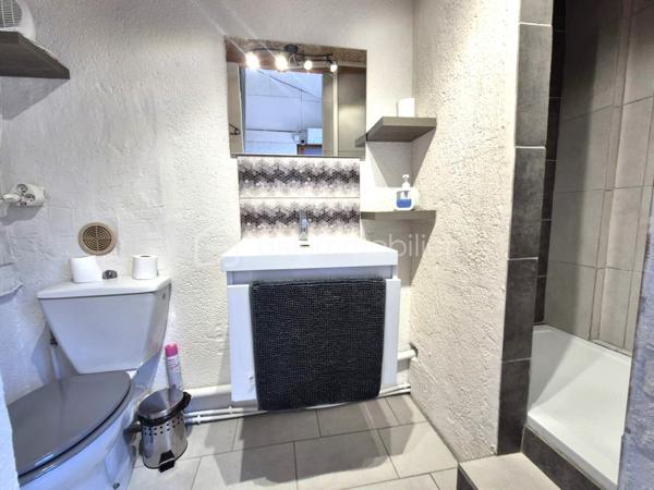 Aubais : Propriété vue Pic Saint-Loup – Villa + 3 Studios indépendants

​Vivez dans un cadre privilégié tout en réalisant un investissement patrimonial majeur. Situé à Aubais, dans un environnement calme et verdoyant, cet ensemble immobilier unique sur
1 840 m² de terrain paysagé

​✨ Le Concept : Résidence & Revenus sécurisés

​Que vous cherchiez une résidence principale qui s'autofinance ou un investissement locatif ce bien s'adapte à votre projet.

🏠 La Villa Principale (Coup de cœur & Confort)
​Vivez dans une villa lumineuse de plain-pied, parfaitement entretenue et pensée pour la convivialité :

Espace de vie : Grand séjour traversant ouvrant sur une terrasse ensoleillée et l'espace piscine.
​Cuisine équipée : Piano de cuisson et frigo américain, idéale pour les amateurs de gastronomie.

Côté nuit : 3 chambres avec accès direct à l'extérieur,1 salle de bain avec balnéo et douche à l'italienne.
1 salle d'eau 2 WC.

• ​Atout supplémentaire : Un sous-sol complet (atelier/stockage) avec le potentiel pour créer un appartement T2..

💰 Le Pôle Locatif (Revenus sécurisés)

​Trois studios meublés (23 m², 14,5 m² et 11,6 m²), totalement indépendants pour préserver l'intimité de la villa :
​Revenus immédiats : 1 650 € / mois (studios seuls) location annuelle sinon Rbnb

​Potentiel total : villa, studios, garage Jusqu'à
4 250 € / mois de revenus locatifs (51 000 € / an).

​Évolution : Garage de 60 m² avec autorisation (DP acceptée) pour un loft ou T3 supplémentaire, ou local.ect... sans obligation de le faire

🌳 Extérieurs & Prestations
​Détente : Piscine 8x4m avec abri haut (baignade prolongée) et terrain de pétanque ombragé.
​Énergie (Classe B) : Performance rare grâce à 16 panneaux photovoltaïques (autoconsommation + revente), climatisation réversible et ballon thermodynamique.

​Localisation : Secteur très recherché, au calme absolu, dans un environnement verdoyant.

​📊 Pourquoi cette opportunité ?
C'est le bien idéal pour une famille souhaitant réduire ses mensualités de crédit ou pour un investisseur cherchant un produit "zéro travaux" avec une vacance locative minimale (4 lots distincts).

​📅 Diagnostics (21/11/2025) : Aucun travaux à prévoir.