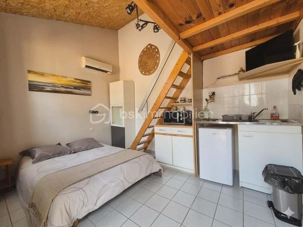 Aubais : Propriété vue Pic Saint-Loup – Villa + 3 Studios indépendants

​Vivez dans un cadre privilégié tout en réalisant un investissement patrimonial majeur. Situé à Aubais, dans un environnement calme et verdoyant, cet ensemble immobilier unique sur
1 840 m² de terrain paysagé

​✨ Le Concept : Résidence & Revenus sécurisés

​Que vous cherchiez une résidence principale qui s'autofinance ou un investissement locatif ce bien s'adapte à votre projet.

🏠 La Villa Principale (Coup de cœur & Confort)
​Vivez dans une villa lumineuse de plain-pied, parfaitement entretenue et pensée pour la convivialité :

Espace de vie : Grand séjour traversant ouvrant sur une terrasse ensoleillée et l'espace piscine.
​Cuisine équipée : Piano de cuisson et frigo américain, idéale pour les amateurs de gastronomie.

Côté nuit : 3 chambres avec accès direct à l'extérieur,1 salle de bain avec balnéo et douche à l'italienne.
1 salle d'eau 2 WC.

• ​Atout supplémentaire : Un sous-sol complet (atelier/stockage) avec le potentiel pour créer un appartement T2..

💰 Le Pôle Locatif (Revenus sécurisés)

​Trois studios meublés (23 m², 14,5 m² et 11,6 m²), totalement indépendants pour préserver l'intimité de la villa :
​Revenus immédiats : 1 650 € / mois (studios seuls) location annuelle sinon Rbnb

​Potentiel total : villa, studios, garage Jusqu'à
4 250 € / mois de revenus locatifs (51 000 € / an).

​Évolution : Garage de 60 m² avec autorisation (DP acceptée) pour un loft ou T3 supplémentaire, ou local.ect... sans obligation de le faire

🌳 Extérieurs & Prestations
​Détente : Piscine 8x4m avec abri haut (baignade prolongée) et terrain de pétanque ombragé.
​Énergie (Classe B) : Performance rare grâce à 16 panneaux photovoltaïques (autoconsommation + revente), climatisation réversible et ballon thermodynamique.

​Localisation : Secteur très recherché, au calme absolu, dans un environnement verdoyant.

​📊 Pourquoi cette opportunité ?
C'est le bien idéal pour une famille souhaitant réduire ses mensualités de crédit ou pour un investisseur cherchant un produit "zéro travaux" avec une vacance locative minimale (4 lots distincts).

​📅 Diagnostics (21/11/2025) : Aucun travaux à prévoir.