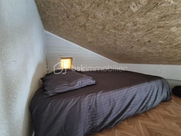 Aubais : Propriété vue Pic Saint-Loup – Villa + 3 Studios indépendants

​Vivez dans un cadre privilégié tout en réalisant un investissement patrimonial majeur. Situé à Aubais, dans un environnement calme et verdoyant, cet ensemble immobilier unique sur
1 840 m² de terrain paysagé

​✨ Le Concept : Résidence & Revenus sécurisés

​Que vous cherchiez une résidence principale qui s'autofinance ou un investissement locatif ce bien s'adapte à votre projet.

🏠 La Villa Principale (Coup de cœur & Confort)
​Vivez dans une villa lumineuse de plain-pied, parfaitement entretenue et pensée pour la convivialité :

Espace de vie : Grand séjour traversant ouvrant sur une terrasse ensoleillée et l'espace piscine.
​Cuisine équipée : Piano de cuisson et frigo américain, idéale pour les amateurs de gastronomie.

Côté nuit : 3 chambres avec accès direct à l'extérieur,1 salle de bain avec balnéo et douche à l'italienne.
1 salle d'eau 2 WC.

• ​Atout supplémentaire : Un sous-sol complet (atelier/stockage) avec le potentiel pour créer un appartement T2..

💰 Le Pôle Locatif (Revenus sécurisés)

​Trois studios meublés (23 m², 14,5 m² et 11,6 m²), totalement indépendants pour préserver l'intimité de la villa :
​Revenus immédiats : 1 650 € / mois (studios seuls) location annuelle sinon Rbnb

​Potentiel total : villa, studios, garage Jusqu'à
4 250 € / mois de revenus locatifs (51 000 € / an).

​Évolution : Garage de 60 m² avec autorisation (DP acceptée) pour un loft ou T3 supplémentaire, ou local.ect... sans obligation de le faire

🌳 Extérieurs & Prestations
​Détente : Piscine 8x4m avec abri haut (baignade prolongée) et terrain de pétanque ombragé.
​Énergie (Classe B) : Performance rare grâce à 16 panneaux photovoltaïques (autoconsommation + revente), climatisation réversible et ballon thermodynamique.

​Localisation : Secteur très recherché, au calme absolu, dans un environnement verdoyant.

​📊 Pourquoi cette opportunité ?
C'est le bien idéal pour une famille souhaitant réduire ses mensualités de crédit ou pour un investisseur cherchant un produit "zéro travaux" avec une vacance locative minimale (4 lots distincts).

​📅 Diagnostics (21/11/2025) : Aucun travaux à prévoir.
