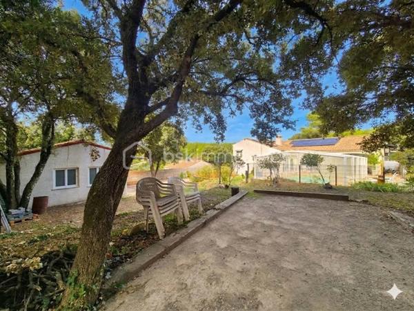 Aubais : Propriété vue Pic Saint-Loup – Villa + 3 Studios indépendants

​Vivez dans un cadre privilégié tout en réalisant un investissement patrimonial majeur. Situé à Aubais, dans un environnement calme et verdoyant, cet ensemble immobilier unique sur
1 840 m² de terrain paysagé

​✨ Le Concept : Résidence & Revenus sécurisés

​Que vous cherchiez une résidence principale qui s'autofinance ou un investissement locatif ce bien s'adapte à votre projet.

🏠 La Villa Principale (Coup de cœur & Confort)
​Vivez dans une villa lumineuse de plain-pied, parfaitement entretenue et pensée pour la convivialité :

Espace de vie : Grand séjour traversant ouvrant sur une terrasse ensoleillée et l'espace piscine.
​Cuisine équipée : Piano de cuisson et frigo américain, idéale pour les amateurs de gastronomie.

Côté nuit : 3 chambres avec accès direct à l'extérieur,1 salle de bain avec balnéo et douche à l'italienne.
1 salle d'eau 2 WC.

• ​Atout supplémentaire : Un sous-sol complet (atelier/stockage) avec le potentiel pour créer un appartement T2..

💰 Le Pôle Locatif (Revenus sécurisés)

​Trois studios meublés (23 m², 14,5 m² et 11,6 m²), totalement indépendants pour préserver l'intimité de la villa :
​Revenus immédiats : 1 650 € / mois (studios seuls) location annuelle sinon Rbnb

​Potentiel total : villa, studios, garage Jusqu'à
4 250 € / mois de revenus locatifs (51 000 € / an).

​Évolution : Garage de 60 m² avec autorisation (DP acceptée) pour un loft ou T3 supplémentaire, ou local.ect... sans obligation de le faire

🌳 Extérieurs & Prestations
​Détente : Piscine 8x4m avec abri haut (baignade prolongée) et terrain de pétanque ombragé.
​Énergie (Classe B) : Performance rare grâce à 16 panneaux photovoltaïques (autoconsommation + revente), climatisation réversible et ballon thermodynamique.

​Localisation : Secteur très recherché, au calme absolu, dans un environnement verdoyant.

​📊 Pourquoi cette opportunité ?
C'est le bien idéal pour une famille souhaitant réduire ses mensualités de crédit ou pour un investisseur cherchant un produit "zéro travaux" avec une vacance locative minimale (4 lots distincts).

​📅 Diagnostics (21/11/2025) : Aucun travaux à prévoir.