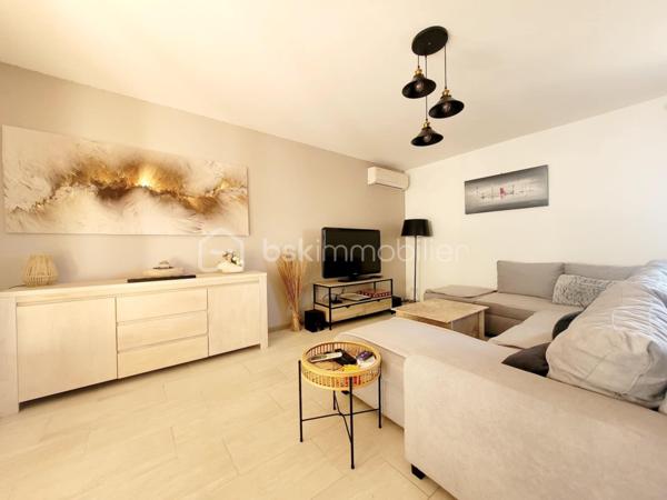 Aubais : Propriété vue Pic Saint-Loup – Villa + 3 Studios indépendants

​Vivez dans un cadre privilégié tout en réalisant un investissement patrimonial majeur. Situé à Aubais, dans un environnement calme et verdoyant, cet ensemble immobilier unique sur
1 840 m² de terrain paysagé

​✨ Le Concept : Résidence & Revenus sécurisés

​Que vous cherchiez une résidence principale qui s'autofinance ou un investissement locatif ce bien s'adapte à votre projet.

🏠 La Villa Principale (Coup de cœur & Confort)
​Vivez dans une villa lumineuse de plain-pied, parfaitement entretenue et pensée pour la convivialité :

Espace de vie : Grand séjour traversant ouvrant sur une terrasse ensoleillée et l'espace piscine.
​Cuisine équipée : Piano de cuisson et frigo américain, idéale pour les amateurs de gastronomie.

Côté nuit : 3 chambres avec accès direct à l'extérieur,1 salle de bain avec balnéo et douche à l'italienne.
1 salle d'eau 2 WC.

• ​Atout supplémentaire : Un sous-sol complet (atelier/stockage) avec le potentiel pour créer un appartement T2..

💰 Le Pôle Locatif (Revenus sécurisés)

​Trois studios meublés (23 m², 14,5 m² et 11,6 m²), totalement indépendants pour préserver l'intimité de la villa :
​Revenus immédiats : 1 650 € / mois (studios seuls) location annuelle sinon Rbnb

​Potentiel total : villa, studios, garage Jusqu'à
4 250 € / mois de revenus locatifs (51 000 € / an).

​Évolution : Garage de 60 m² avec autorisation (DP acceptée) pour un loft ou T3 supplémentaire, ou local.ect... sans obligation de le faire

🌳 Extérieurs & Prestations
​Détente : Piscine 8x4m avec abri haut (baignade prolongée) et terrain de pétanque ombragé.
​Énergie (Classe B) : Performance rare grâce à 16 panneaux photovoltaïques (autoconsommation + revente), climatisation réversible et ballon thermodynamique.

​Localisation : Secteur très recherché, au calme absolu, dans un environnement verdoyant.

​📊 Pourquoi cette opportunité ?
C'est le bien idéal pour une famille souhaitant réduire ses mensualités de crédit ou pour un investisseur cherchant un produit "zéro travaux" avec une vacance locative minimale (4 lots distincts).

​📅 Diagnostics (21/11/2025) : Aucun travaux à prévoir.