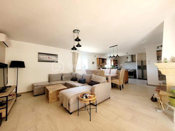 Aubais : Propriété vue Pic Saint-Loup – Villa + 3 Studios indépendants

​Vivez dans un cadre privilégié tout en réalisant un investissement patrimonial majeur. Situé à Aubais, dans un environnement calme et verdoyant, cet ensemble immobilier unique sur
1 840 m² de terrain paysagé

​✨ Le Concept : Résidence & Revenus sécurisés

​Que vous cherchiez une résidence principale qui s'autofinance ou un investissement locatif ce bien s'adapte à votre projet.

🏠 La Villa Principale (Coup de cœur & Confort)
​Vivez dans une villa lumineuse de plain-pied, parfaitement entretenue et pensée pour la convivialité :

Espace de vie : Grand séjour traversant ouvrant sur une terrasse ensoleillée et l'espace piscine.
​Cuisine équipée : Piano de cuisson et frigo américain, idéale pour les amateurs de gastronomie.

Côté nuit : 3 chambres avec accès direct à l'extérieur,1 salle de bain avec balnéo et douche à l'italienne.
1 salle d'eau 2 WC.

• ​Atout supplémentaire : Un sous-sol complet (atelier/stockage) avec le potentiel pour créer un appartement T2..

💰 Le Pôle Locatif (Revenus sécurisés)

​Trois studios meublés (23 m², 14,5 m² et 11,6 m²), totalement indépendants pour préserver l'intimité de la villa :
​Revenus immédiats : 1 650 € / mois (studios seuls) location annuelle sinon Rbnb

​Potentiel total : villa, studios, garage Jusqu'à
4 250 € / mois de revenus locatifs (51 000 € / an).

​Évolution : Garage de 60 m² avec autorisation (DP acceptée) pour un loft ou T3 supplémentaire, ou local.ect... sans obligation de le faire

🌳 Extérieurs & Prestations
​Détente : Piscine 8x4m avec abri haut (baignade prolongée) et terrain de pétanque ombragé.
​Énergie (Classe B) : Performance rare grâce à 16 panneaux photovoltaïques (autoconsommation + revente), climatisation réversible et ballon thermodynamique.

​Localisation : Secteur très recherché, au calme absolu, dans un environnement verdoyant.

​📊 Pourquoi cette opportunité ?
C'est le bien idéal pour une famille souhaitant réduire ses mensualités de crédit ou pour un investisseur cherchant un produit "zéro travaux" avec une vacance locative minimale (4 lots distincts).

​📅 Diagnostics (21/11/2025) : Aucun travaux à prévoir.
