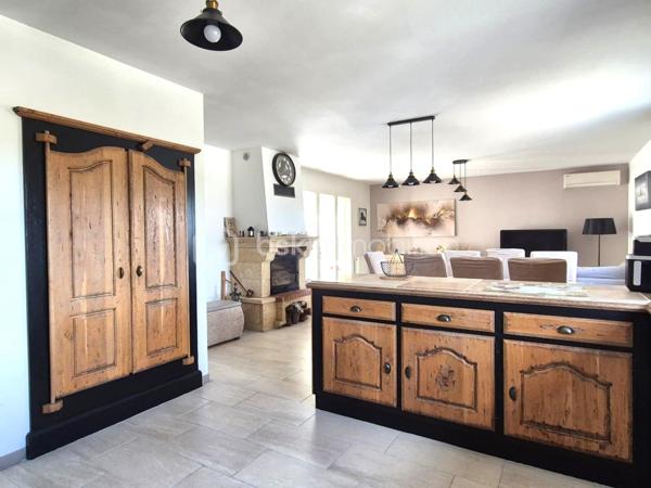 Aubais : Propriété vue Pic Saint-Loup – Villa + 3 Studios indépendants

​Vivez dans un cadre privilégié tout en réalisant un investissement patrimonial majeur. Situé à Aubais, dans un environnement calme et verdoyant, cet ensemble immobilier unique sur
1 840 m² de terrain paysagé

​✨ Le Concept : Résidence & Revenus sécurisés

​Que vous cherchiez une résidence principale qui s'autofinance ou un investissement locatif ce bien s'adapte à votre projet.

🏠 La Villa Principale (Coup de cœur & Confort)
​Vivez dans une villa lumineuse de plain-pied, parfaitement entretenue et pensée pour la convivialité :

Espace de vie : Grand séjour traversant ouvrant sur une terrasse ensoleillée et l'espace piscine.
​Cuisine équipée : Piano de cuisson et frigo américain, idéale pour les amateurs de gastronomie.

Côté nuit : 3 chambres avec accès direct à l'extérieur,1 salle de bain avec balnéo et douche à l'italienne.
1 salle d'eau 2 WC.

• ​Atout supplémentaire : Un sous-sol complet (atelier/stockage) avec le potentiel pour créer un appartement T2..

💰 Le Pôle Locatif (Revenus sécurisés)

​Trois studios meublés (23 m², 14,5 m² et 11,6 m²), totalement indépendants pour préserver l'intimité de la villa :
​Revenus immédiats : 1 650 € / mois (studios seuls) location annuelle sinon Rbnb

​Potentiel total : villa, studios, garage Jusqu'à
4 250 € / mois de revenus locatifs (51 000 € / an).

​Évolution : Garage de 60 m² avec autorisation (DP acceptée) pour un loft ou T3 supplémentaire, ou local.ect... sans obligation de le faire

🌳 Extérieurs & Prestations
​Détente : Piscine 8x4m avec abri haut (baignade prolongée) et terrain de pétanque ombragé.
​Énergie (Classe B) : Performance rare grâce à 16 panneaux photovoltaïques (autoconsommation + revente), climatisation réversible et ballon thermodynamique.

​Localisation : Secteur très recherché, au calme absolu, dans un environnement verdoyant.

​📊 Pourquoi cette opportunité ?
C'est le bien idéal pour une famille souhaitant réduire ses mensualités de crédit ou pour un investisseur cherchant un produit "zéro travaux" avec une vacance locative minimale (4 lots distincts).

​📅 Diagnostics (21/11/2025) : Aucun travaux à prévoir.