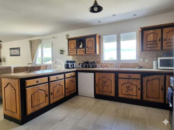 Aubais : Propriété vue Pic Saint-Loup – Villa + 3 Studios indépendants

​Vivez dans un cadre privilégié tout en réalisant un investissement patrimonial majeur. Situé à Aubais, dans un environnement calme et verdoyant, cet ensemble immobilier unique sur
1 840 m² de terrain paysagé

​✨ Le Concept : Résidence & Revenus sécurisés

​Que vous cherchiez une résidence principale qui s'autofinance ou un investissement locatif ce bien s'adapte à votre projet.

🏠 La Villa Principale (Coup de cœur & Confort)
​Vivez dans une villa lumineuse de plain-pied, parfaitement entretenue et pensée pour la convivialité :

Espace de vie : Grand séjour traversant ouvrant sur une terrasse ensoleillée et l'espace piscine.
​Cuisine équipée : Piano de cuisson et frigo américain, idéale pour les amateurs de gastronomie.

Côté nuit : 3 chambres avec accès direct à l'extérieur,1 salle de bain avec balnéo et douche à l'italienne.
1 salle d'eau 2 WC.

• ​Atout supplémentaire : Un sous-sol complet (atelier/stockage) avec le potentiel pour créer un appartement T2..

💰 Le Pôle Locatif (Revenus sécurisés)

​Trois studios meublés (23 m², 14,5 m² et 11,6 m²), totalement indépendants pour préserver l'intimité de la villa :
​Revenus immédiats : 1 650 € / mois (studios seuls) location annuelle sinon Rbnb

​Potentiel total : villa, studios, garage Jusqu'à
4 250 € / mois de revenus locatifs (51 000 € / an).

​Évolution : Garage de 60 m² avec autorisation (DP acceptée) pour un loft ou T3 supplémentaire, ou local.ect... sans obligation de le faire

🌳 Extérieurs & Prestations
​Détente : Piscine 8x4m avec abri haut (baignade prolongée) et terrain de pétanque ombragé.
​Énergie (Classe B) : Performance rare grâce à 16 panneaux photovoltaïques (autoconsommation + revente), climatisation réversible et ballon thermodynamique.

​Localisation : Secteur très recherché, au calme absolu, dans un environnement verdoyant.

​📊 Pourquoi cette opportunité ?
C'est le bien idéal pour une famille souhaitant réduire ses mensualités de crédit ou pour un investisseur cherchant un produit "zéro travaux" avec une vacance locative minimale (4 lots distincts).

​📅 Diagnostics (21/11/2025) : Aucun travaux à prévoir.