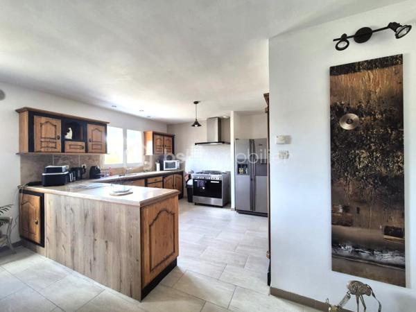 Aubais : Propriété vue Pic Saint-Loup – Villa + 3 Studios indépendants

​Vivez dans un cadre privilégié tout en réalisant un investissement patrimonial majeur. Situé à Aubais, dans un environnement calme et verdoyant, cet ensemble immobilier unique sur
1 840 m² de terrain paysagé

​✨ Le Concept : Résidence & Revenus sécurisés

​Que vous cherchiez une résidence principale qui s'autofinance ou un investissement locatif ce bien s'adapte à votre projet.

🏠 La Villa Principale (Coup de cœur & Confort)
​Vivez dans une villa lumineuse de plain-pied, parfaitement entretenue et pensée pour la convivialité :

Espace de vie : Grand séjour traversant ouvrant sur une terrasse ensoleillée et l'espace piscine.
​Cuisine équipée : Piano de cuisson et frigo américain, idéale pour les amateurs de gastronomie.

Côté nuit : 3 chambres avec accès direct à l'extérieur,1 salle de bain avec balnéo et douche à l'italienne.
1 salle d'eau 2 WC.

• ​Atout supplémentaire : Un sous-sol complet (atelier/stockage) avec le potentiel pour créer un appartement T2..

💰 Le Pôle Locatif (Revenus sécurisés)

​Trois studios meublés (23 m², 14,5 m² et 11,6 m²), totalement indépendants pour préserver l'intimité de la villa :
​Revenus immédiats : 1 650 € / mois (studios seuls) location annuelle sinon Rbnb

​Potentiel total : villa, studios, garage Jusqu'à
4 250 € / mois de revenus locatifs (51 000 € / an).

​Évolution : Garage de 60 m² avec autorisation (DP acceptée) pour un loft ou T3 supplémentaire, ou local.ect... sans obligation de le faire

🌳 Extérieurs & Prestations
​Détente : Piscine 8x4m avec abri haut (baignade prolongée) et terrain de pétanque ombragé.
​Énergie (Classe B) : Performance rare grâce à 16 panneaux photovoltaïques (autoconsommation + revente), climatisation réversible et ballon thermodynamique.

​Localisation : Secteur très recherché, au calme absolu, dans un environnement verdoyant.

​📊 Pourquoi cette opportunité ?
C'est le bien idéal pour une famille souhaitant réduire ses mensualités de crédit ou pour un investisseur cherchant un produit "zéro travaux" avec une vacance locative minimale (4 lots distincts).

​📅 Diagnostics (21/11/2025) : Aucun travaux à prévoir.