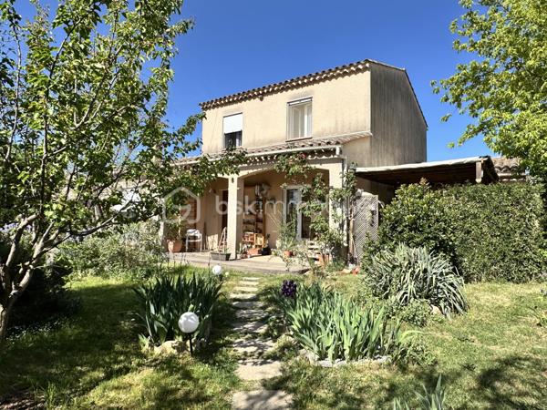 Dans le quartier recherché de Chambarel, au fond d'une impasse calme, cette maison de 1996 offre un cadre de vie agréable, au cœur d'un jardin entièrement aménagé par ses propriétaires.

Le jardin, véritable écrin de verdure, accueille un potager, une mare, une piscine hors sol ainsi que de beaux arbres qui apportent ombre et intimité.

Au rez-de-chaussée, la maison s'organise autour d'un séjour traversant, lumineux, équipé d'un poêle à bois Godin et ouvert sur le jardin. La cuisine Mobalpa, récente, est entièrement aménagée et équipée. Une chambre et une salle de bains permettent une vie de plain-pied. Deux terrasses couvertes prolongent les espaces de vie vers l'extérieur.

À l'étage, trois chambres avec placards se partagent une salle d'eau avec WC.

Un garage, complété par une place de stationnement sur la parcelle, vient parfaire l'ensemble.

Une maison soignée, où l'on profite pleinement du jardin et du calme, idéale pour une résidence principale comme pour une maison de vacances.

Pour tout renseignement ou organiser une visite, contactez Anaïs TOUBOULIC.